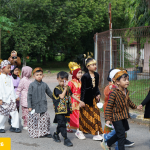 featured image of Berbalut Baju Adat, TK YPPSB Gelar Pawai Hari Kartini di Area Town Hall Swarga Bara